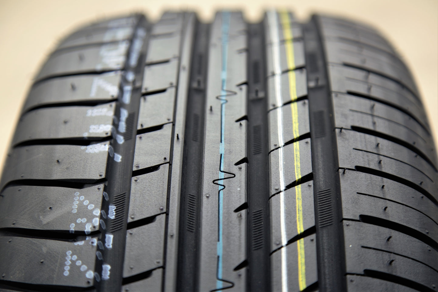 Cosmo MuchoMacho 245/40R19 ZR 98Y XL All Season Performance Tire Fits: 2016-23 Chevrolet Malibu LT, 2013-15 Chevrolet Malibu LTZ