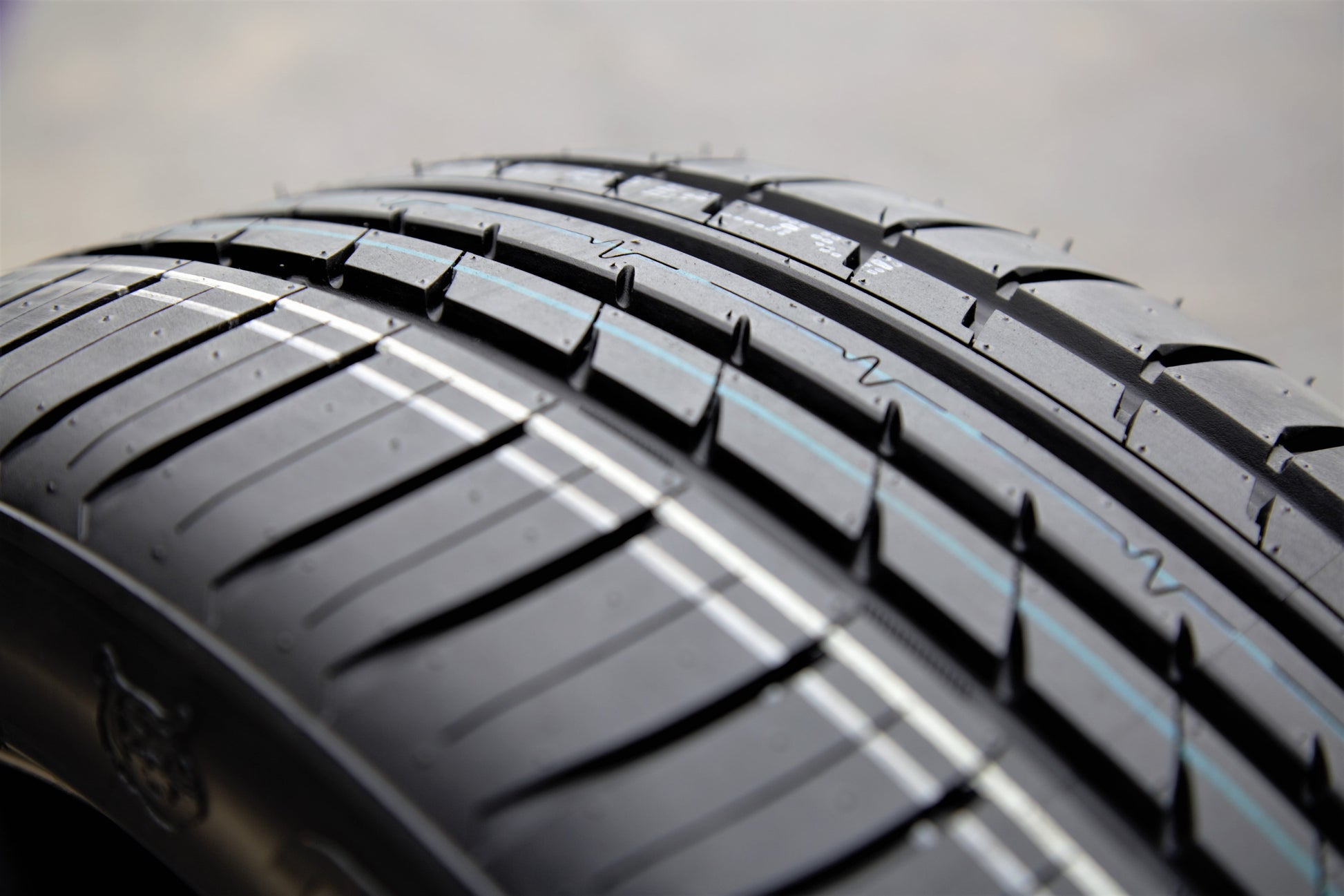 265/35R18 ZR 97Y Cosmo MuchoMacho High Performance All Season Tire