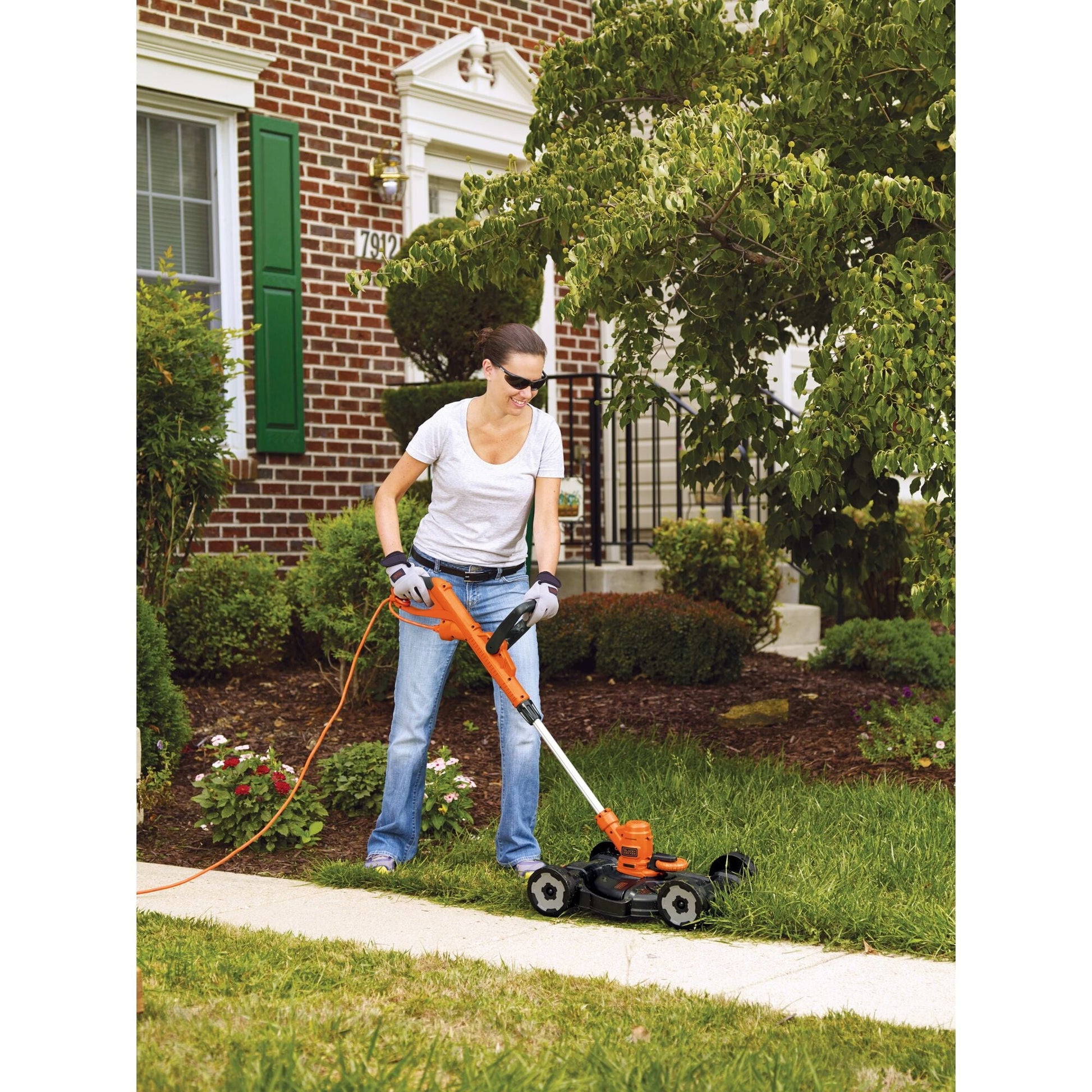BLACK+DECKER 3-in-1 String Trimmer/Edger & Lawn Mower, 6.5-Amp, 12-Inch, Corded, (MTE912)