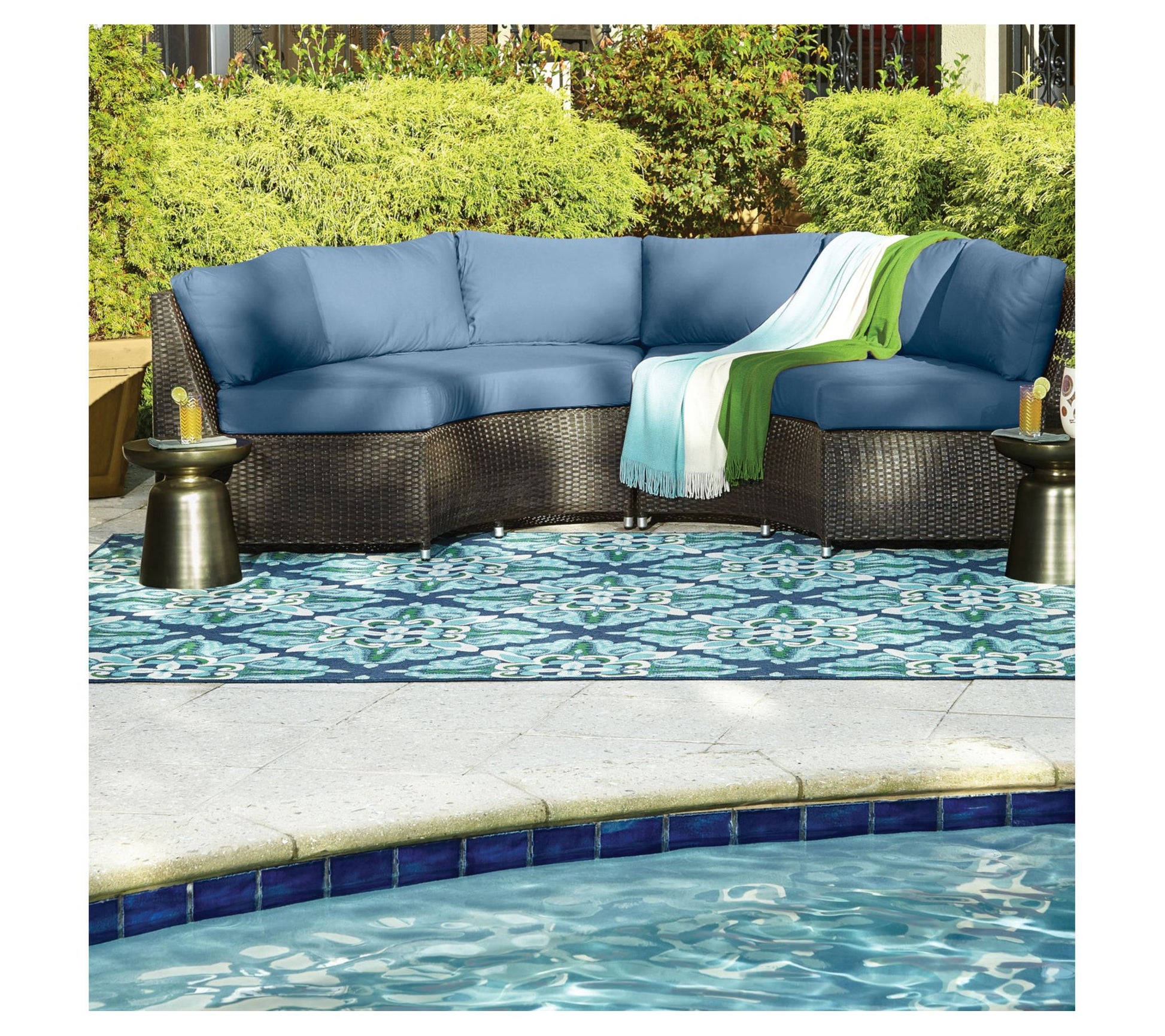 Veranda Living I/O Blue Green Geometric Floral'3"x7'6" Rug