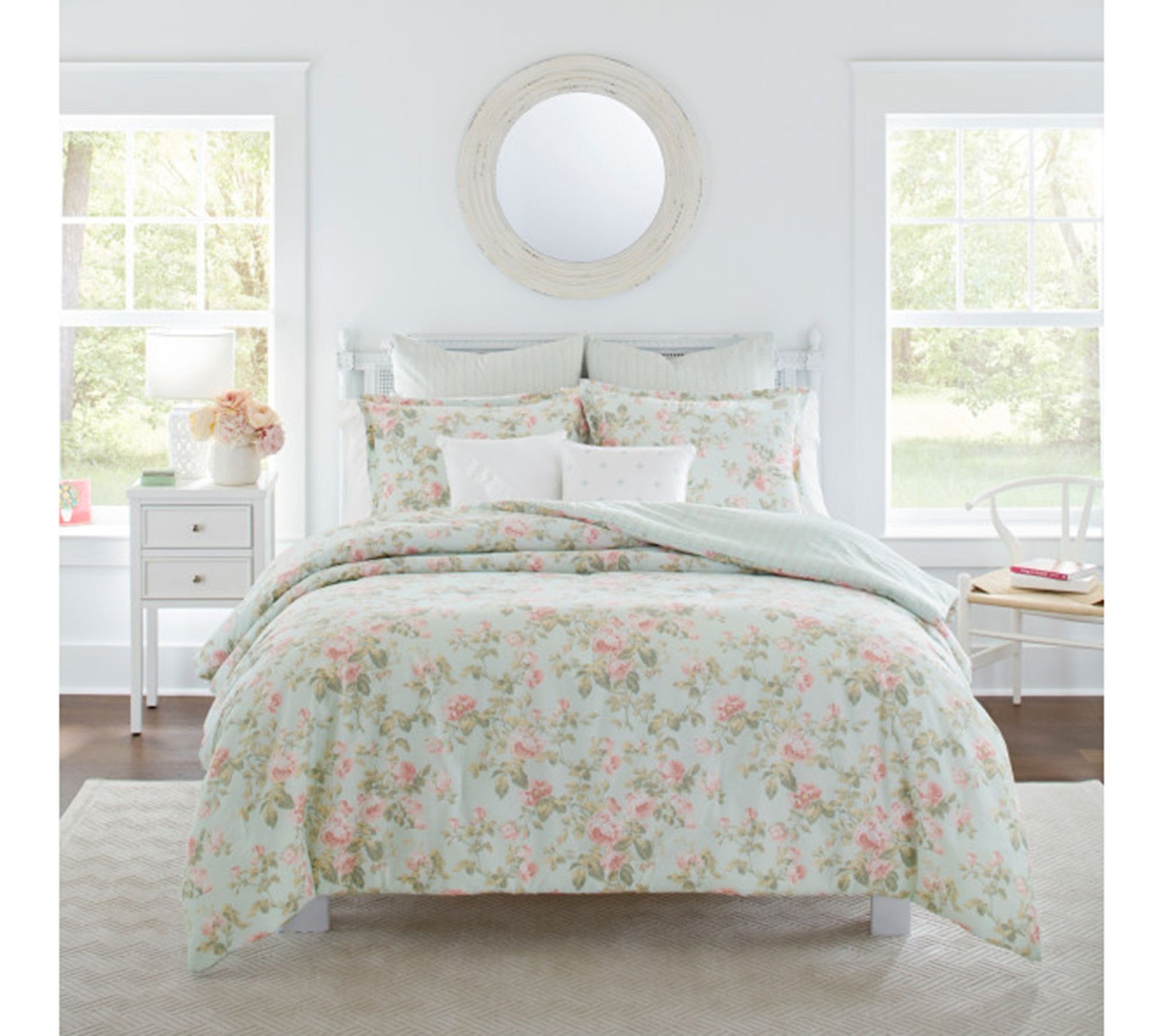 Laura Ashley Ma delynn Blue Kin g Comforter Sha m Bonus Set