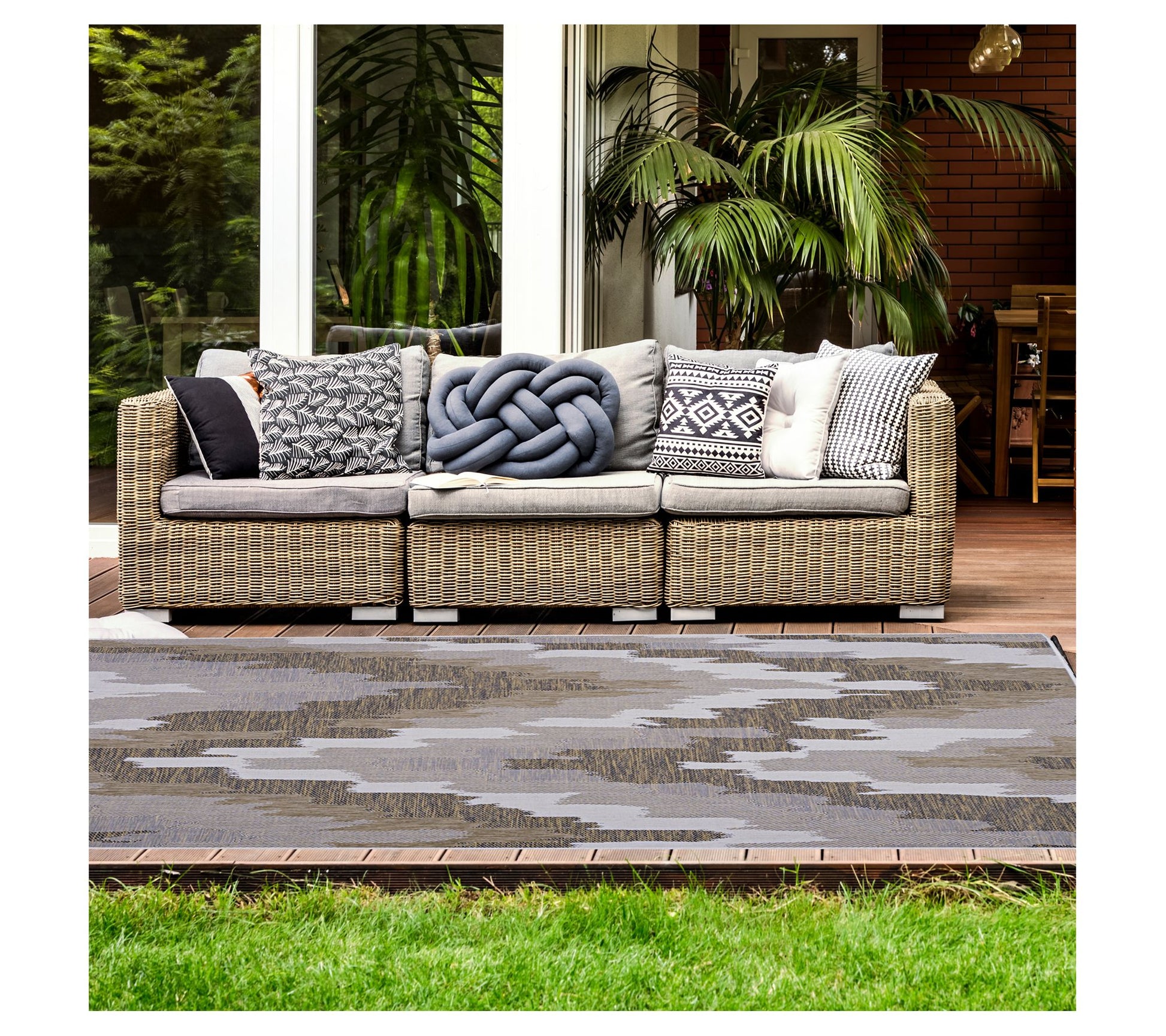 Linon Home Indoor Outdoor Connor Area Patio Rug6'6" X 9'6"